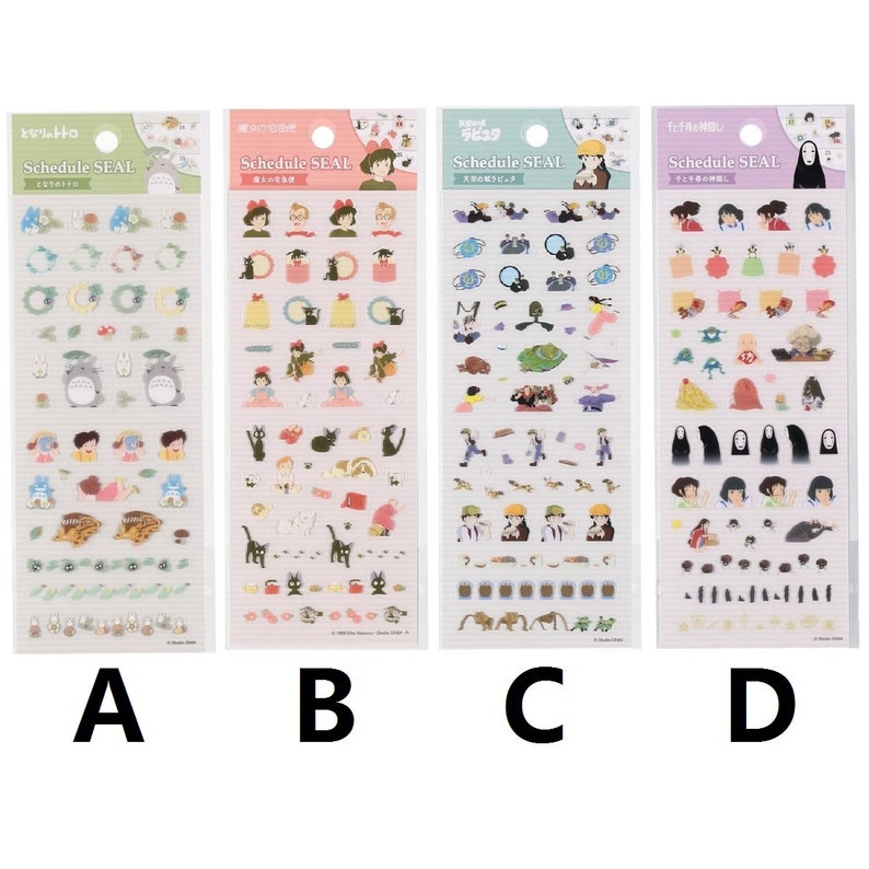 Peut inclure: Quatre planches d'autocollants avec des motifs sur le th&egrave;me de l'anime. Chaque planche est &eacute;tiquet&eacute;e "Schedule SEAL" en anglais et en japonais. Les autocollants pr&eacute;sentent des personnages et des &eacute;l&eacute;ments de films d'animation populaires. Lettres A, B, C et D en bas.
