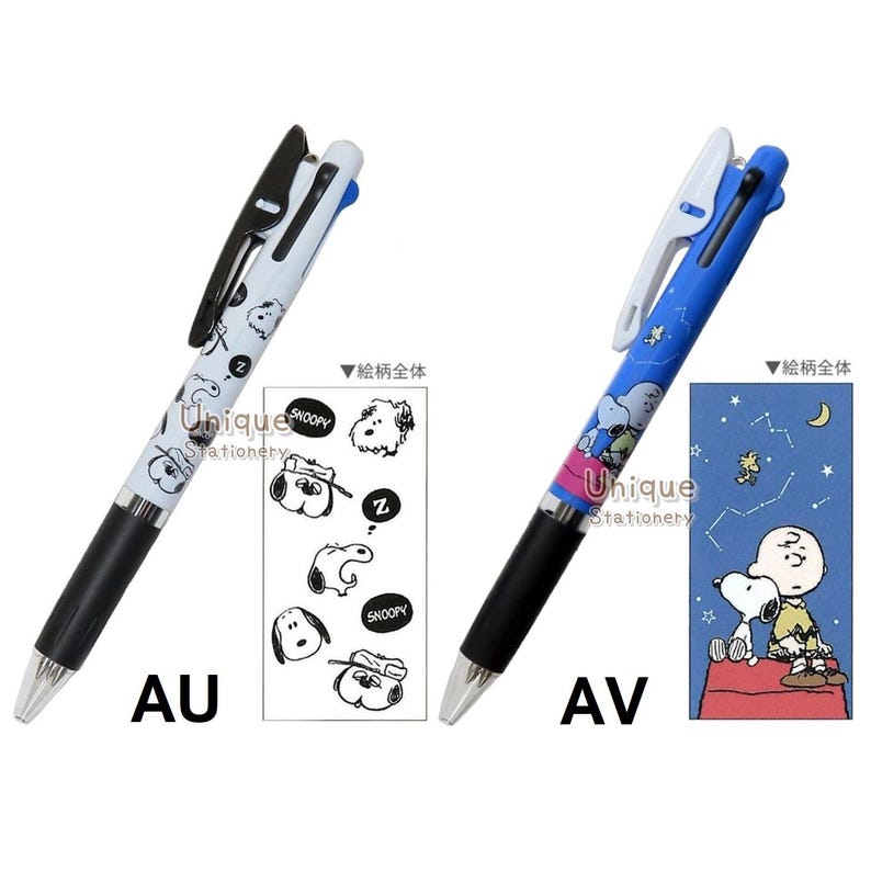 Puede incluir: Dos bol&iacute;grafos multicolores con tem&aacute;tica de Snoopy. Un bol&iacute;grafo es blanco con detalles en negro e ilustraciones de Snoopy, el otro es azul con dise&ntilde;os de Snoopy y cielo nocturno. Ambos bol&iacute;grafos tienen empu&ntilde;aduras negras y puntas plateadas.