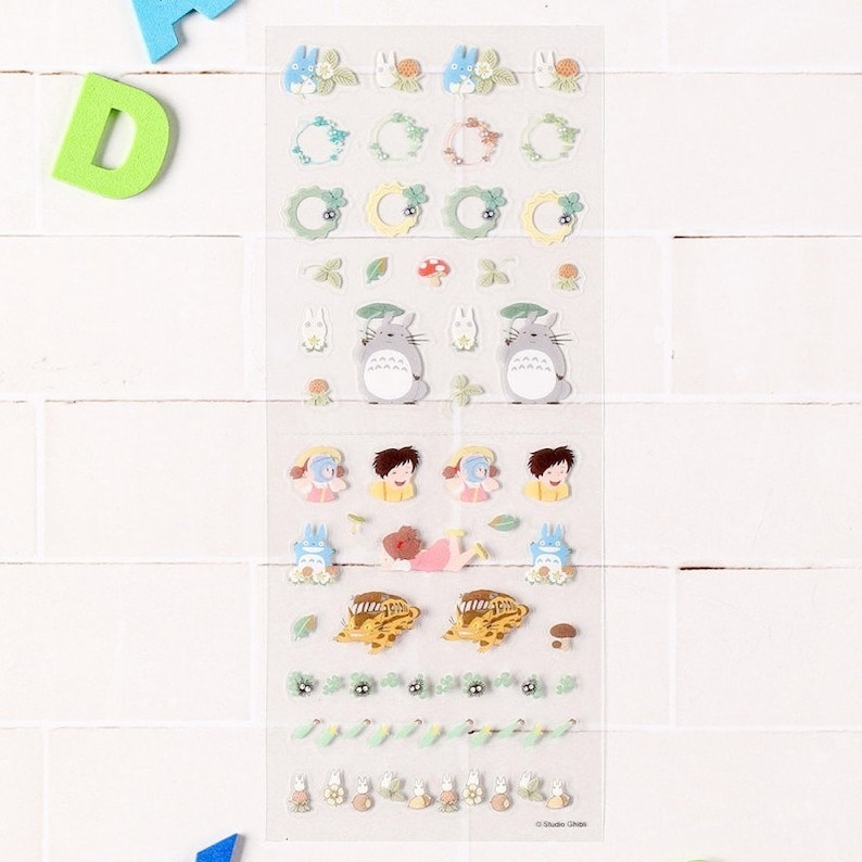 Peut inclure: Feuille d'autocollants transparente avec diverses illustrations color&eacute;es de personnages et d'&eacute;l&eacute;ments d'un film d'animation populaire. Comprend des images de cr&eacute;atures de la for&ecirc;t, de couronnes florales et d'enfants. Les autocollants sont dispos&eacute;s en rang&eacute;es et en colonnes.