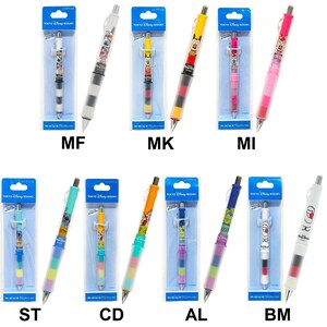 Könnte beinhalten: Eine Auswahl an Disney-Stiften, jeweils in Einzelverpackungen. Die Stifte zeigen verschiedene Charakterdesigns und sind in einer Reihe von Farben erhältlich, darunter Schwarz, Weiß, Gelb, Rot, Rosa, Blau und Orange. Codes wie "MF" und "MK" sind sichtbar.