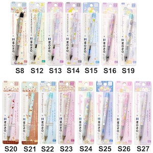 Puede incluir: Una colección de portaminas Sumikkogurashi x Mono Graph con varios diseños y colores. Cada lápiz está empaquetado en una funda de plástico transparente con texto japonés y el logotipo de Mono Graph. Los lápices están etiquetados con los códigos S8 a S27.