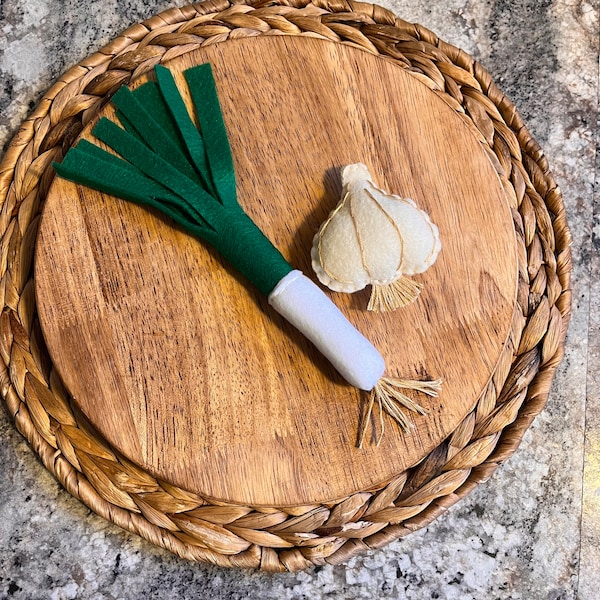 Felt Onions & Garlic, Felt Vegetables, felt play food, felt onion, play kitchen food, felt veggies