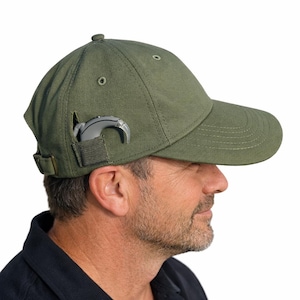 人工内耳アクセサリー – 耳かけ型装具対応ベースボールキャップ（安全なポケット付き）。綿100%