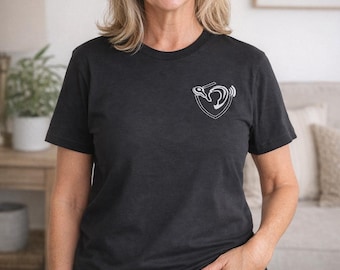 Camiseta de concienciación sobre implantes cocleares – Emblema discreto, diseñada por quien la lleva.