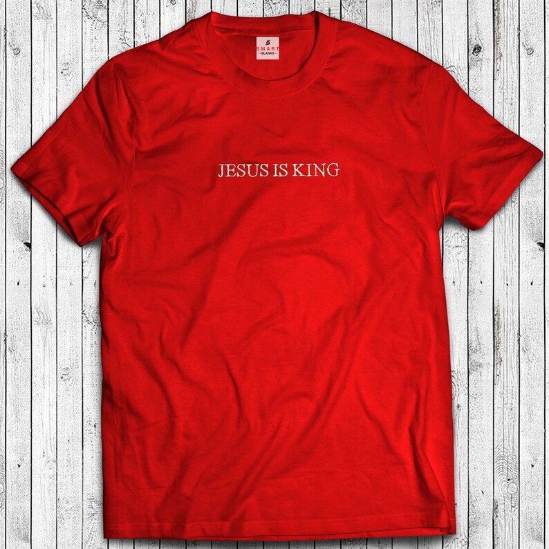 Puede incluir: Camiseta roja con el texto "JESUS IS KING" impreso en blanco en la parte delantera.