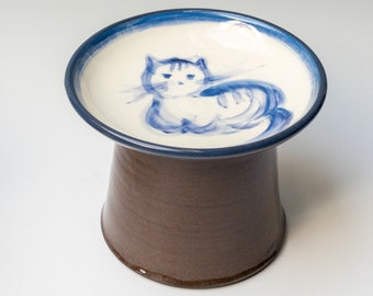 Mangiatoia per gatti rialzata su piedistallo con gatto blu, ciotola rialzata in ceramica per baffi sensibili