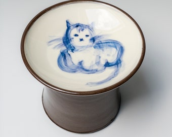 Erhöhter Katzenfutterautomat auf Sockel mit blauer Katze, erhöhter Katzennapf aus Keramik für empfindliche Schnurrhaare