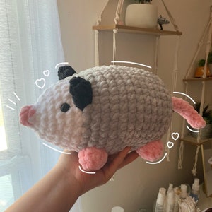 Pelúcia de gambá de crochê