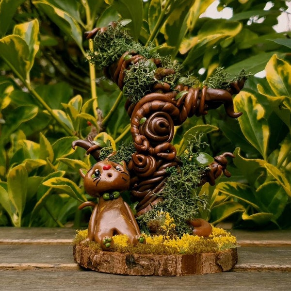 Figurine Fimo Wilfred le Chat sous son arbre reposant sur rondin de bois