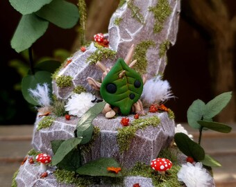 Figurines Korogus petits esprits de la nature sous cloche en verre / pièce unique / Diorama végétal et rocheux