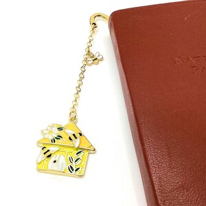 Cute Bee Bookmark, Bee Book Hook, Honeybee Bookmark, Gift for Bee Lover, Bee Gift, Gift for Book Lover, Cottage Core Bee Bookmark, Book Club