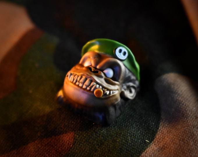 Featured listing image: Llavero Mr. Malik "The Gorilla Commander" para teclados mecánicos, llavero Resin Militar Gorilla.