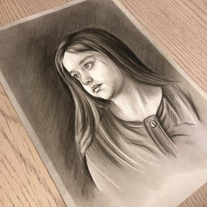 写真から手描きの木炭肖像画