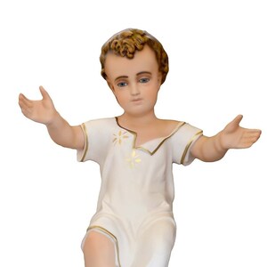 Żywiczna figura Dzieciątka Jezus z otwartymi ramionami, wysokość 50 cm (19,68&#39;), odpowiednia do użytku wewnątrz i na zewnątrz, wyprodukowana we WŁOSZECH