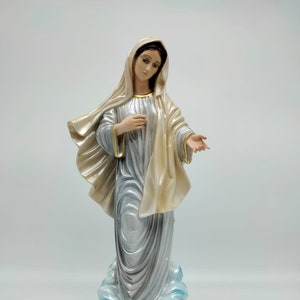 Statue of Our Lady of Medjugorje in mother-of-pearl resin, 40 cm (15.75 inches), suitable for indoors and outdoors - MADE IN ITALY