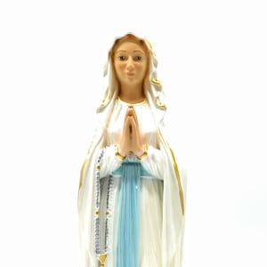 Estatua de Nuestra Señora de Lourdes de 40 cm en resina perlada. Para interiores y exteriores. Estatua de resina de 15,74'' de Nuestra Señora de Lourdes. Virgen María.