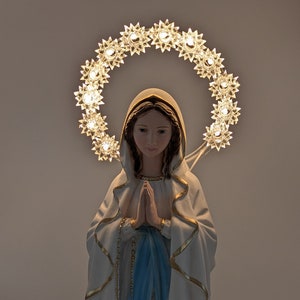 Estatua de Nuestra Señora de Lourdes cm 40 en polvo de mármol con halo luminoso 220 V. Estatua de Nuestra Señora de Lourdes 15,75''. Virgen María.