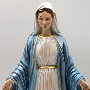 Estatua de la Virgen Milagrosa o Inmaculada Concepción 40 cm en resina perlada. Estatua de resina de 15,75'' de Nuestra Señora de Gracias. Virgen María. Perla