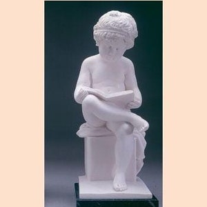 Könnte beinhalten: Weiße Marmorskulptur eines Kindes, das auf einem Sockel sitzt und ein Buch liest. Die Skulptur steht auf einem schwarzen Marmorsockel.