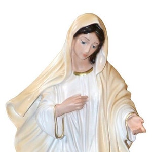 Statue of Our Lady of Medjugorje 30 cm high in resin. Regina Pacis statue. 11.81&#39;&#39; Our Lady of Medjugorje statue. MADE IN ITALY.