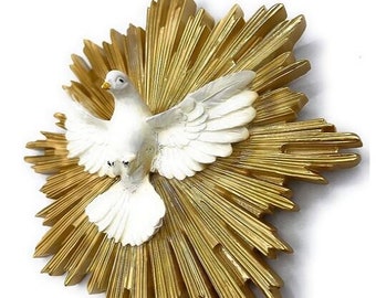 Statue of the Holy Spirit in solid resin to hang. Decorated by hand. Resin statue of the Holy Spirit for hanging.