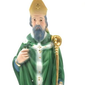 Statue of St. Patrick, 22 cm tall, made of marble dust. Statue of St. Patrick in marble dust. Maewyin Succat. Religious statues.