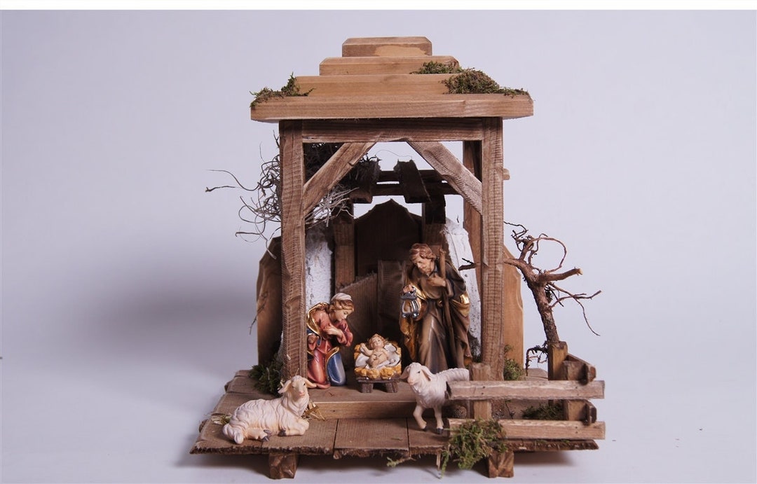 Lanterna natalizia con presepe in legno dipinto a mano in Val