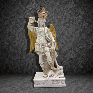 白と金の大理石樹脂で作られた聖ミカエル大天使像。イタリアの職人