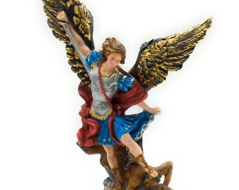 Beeld van de aartsengel Michaël in marmerstof, 30 cm. 11,81''. Beeld van de aartsengel Michaël. Gemaakt in Italië.
