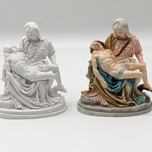 Statue of the Pietà in marble dust, 15 cm high, white or colored. 5.90&#39;&#39; Pieta statue by Michelangelo. Jesus Christ, Virgin Mary.