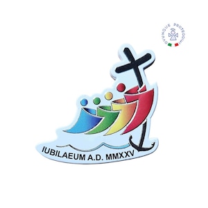 Può includere: Uno spillo in metallo bianco e argento con un design arcobaleno di una barca con una croce in cima. Il testo "IUBILAEUM A.D. MMXXV" è nella parte inferiore dello spillo.