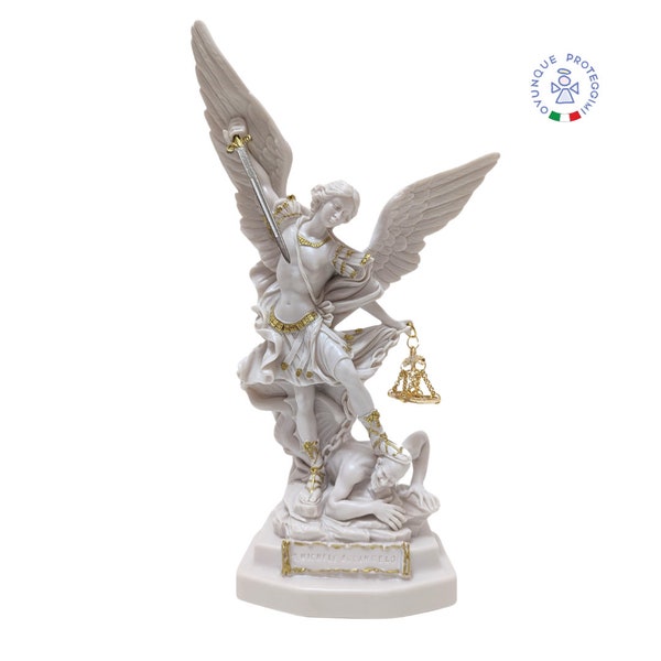 Statue de Saint Michel Archange en poudre de marbre blanc, 22 cm (8,66'') de hauteur. Avec épée et balance. Fabriqué en Italie.