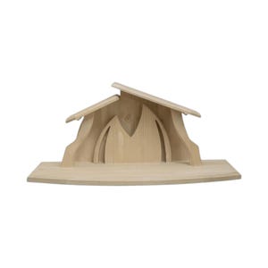 Può includere: Un presepe in legno di colore chiaro. La struttura presenta un tetto spiovente e aperture ad arco, con una base di circa 25 cm di lunghezza. Il design è semplice ed elegante, adatto all'esposizione durante il periodo natalizio.