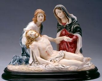 ヴァルガルデーナ産の木材で彫刻され、イタリアの職人の手によって手