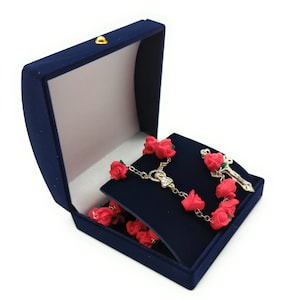 Rosary with handmade resin rosebuds. Length 54 cm (21.26&#39;&#39;) handmade product. Rose rosary.