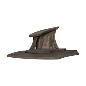 Può includere: Una scultura in legno marrone scuro con un design astratto. La scultura presenta una parte superiore curva, una struttura centrale con linee verticali e una base ampia e piatta. Il legno ha una venatura naturale e una finitura opaca.