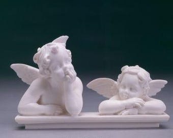 着色樹脂製の守護天使像。高さ60cm。屋内外問わずお使いいただけます