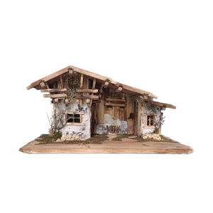 Può includere: Una casa in legno rustica in miniatura con un tetto spiovente, piccole finestre e un aspetto invecchiato. La casa è costruita con elementi in legno naturale e pietra, ed è decorata con piccole piante e muschio.