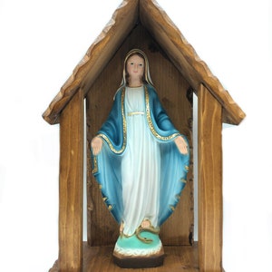 Houten nis met een beeld van de Wonderbaarlijke Madonna. Schrijn, grot, heiligdom, urn, altaar.
