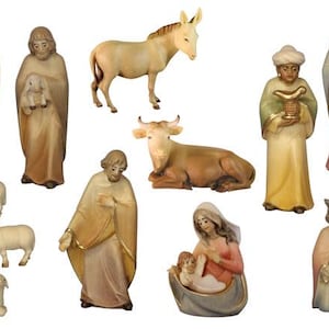 以下が含まれることがあります： 手描きの降誕シーンのフィギュアのコレクション。このセットには、マリア、ヨセフ、幼いイエス、三賢者、ロバ、牛、羊などの動物のフィギュアが含まれています。フィギュアはさまざまな色で、金色のアクセントが付いています。