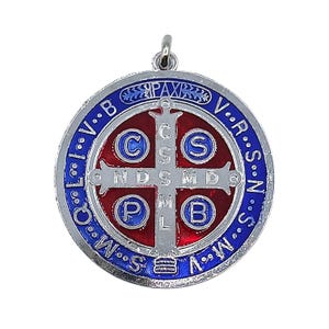 Può includere: Ciondolo rotondo color argento con bordo blu e design a croce rossa. Il ciondolo presenta il testo "PAX" e varie lettere. La croce centrale ha le lettere C, S, N, D, S, M, L e B. In alto c'è un piccolo anello.