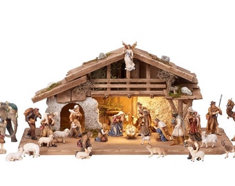 Complete wooden Nativity scene set with hut and light composed of 30 pieces, created in Val Gardena