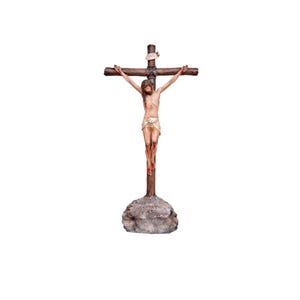 Könnte beinhalten: Ein Holzkruzifix mit einer geschnitzten Figur von Jesus Christus. Die Figur ist realistisch bemalt mit Blutspuren an Händen und Füßen. Das Kruzifix ist auf einem steinartigen Sockel montiert.
