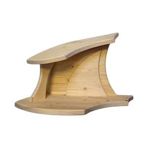 Può includere: Un leggio in legno con piano e base curvi, caratterizzato da un design unico a forma di onda. La venatura naturale del legno è visibile e la struttura ha un design a due livelli.