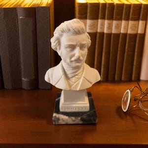 Büste von Gaetano Donizetti aus weißem Marmorstaub, 11 cm | Italien | 4,33'' Büste von Gaetano Donizetti | Hergestellt in der Toskana |