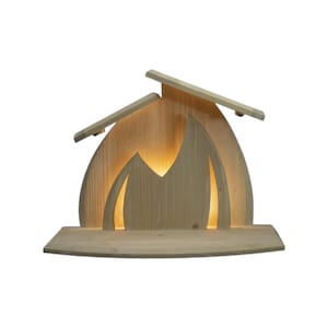 Può includere: Una lampada decorativa in legno con un design a forma di montagna. La lampada è realizzata in legno di colore chiaro e presenta una luce calda e brillante che emana dall'interno della forma della montagna. Ha un ripiano in basso e una struttura a forma di tetto.