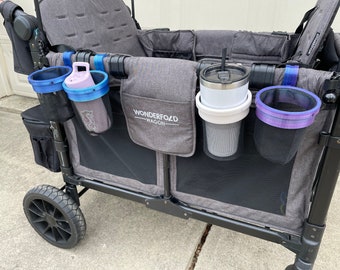 Puede incluir: Un carro Wonderfold gris con marco negro y paneles laterales de malla. En el lateral hay cuatro portavasos en azul, blanco y morado, dos de los cuales sostienen una botella de agua morada clara y un vaso blanco con tapa y pajita negras.