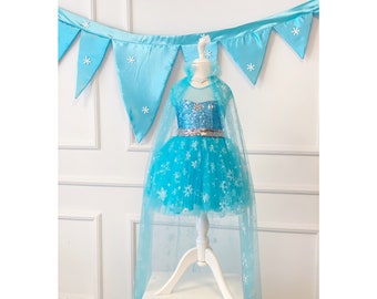 Robe inspirée d’Elsa, robe d’anniversaire de fille inspirée d’Elsa, costume de fête de fille en bas âge, tenue d’Halloween, robe de bébé fille, cape inspirée d’Elsa