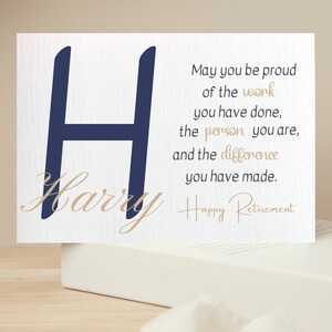 Puede incluir: Una tarjeta de jubilaci&oacute;n con una letra "H" azul marino y el nombre "Harry" en letra cursiva. La tarjeta tiene un mensaje que dice: "Que te sientas orgulloso del trabajo que has hecho, de la persona que eres y de la diferencia que has marcado. Feliz jubilaci&oacute;n."