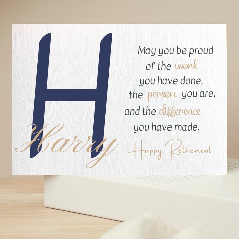 Puede incluir: Una tarjeta de jubilaci&oacute;n con una letra "H" azul marino y el nombre "Harry" en letra cursiva. La tarjeta tiene un mensaje que dice: "Que te sientas orgulloso del trabajo que has hecho, de la persona que eres y de la diferencia que has marcado. Feliz jubilaci&oacute;n."